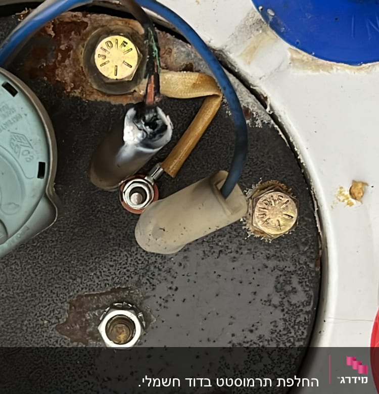 חלקים חשמליים של דוד שמש עם חוטים וברגים